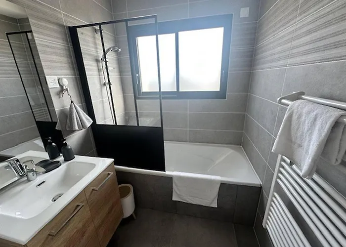 House 70 With 8 Bedrooms Lechaffardcom 아파트 Satolas-et-Bonce